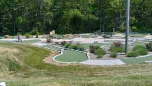 Un parcours de minigolf avec différents obstacles et un chemin sinueux.