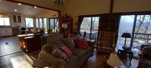 Smart TV - Beautiful Mountain Chalet with views, ski, golf, lake and pro Mt. bike trails. (Basye)