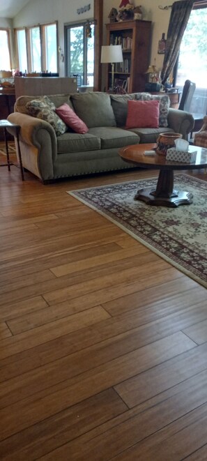 Smart TV - Beautiful Mountain Chalet with views, ski, golf, lake and pro Mt. bike trails. (Basye)