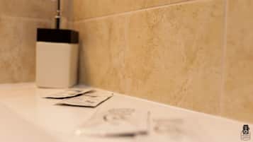 Een haardroger, een bidet, handdoeken, zeep