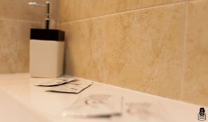 Hårtork, bidé, handdukar och tvål