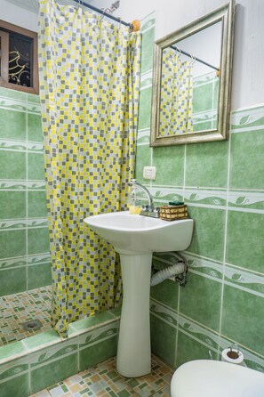 Classic Apartment | Bathroom | Free toiletries, towels, soap, shampoo - Atitlans House  (Panajachel)