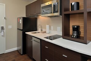 1 bedroom, hypo-allergenic bedding, down comforters, desk