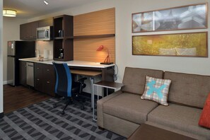 1 bedroom, hypo-allergenic bedding, down comforters, desk