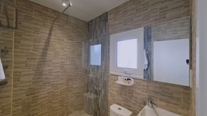 Bathtub, free toiletries, hair dryer, towels