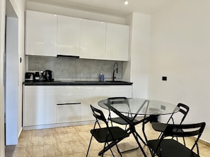 Kühlschrank, Mikrowelle, Ofen, Toaster