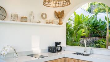 Fridge, oven, stovetop, coffee/tea maker