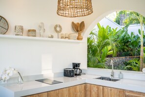 Réfrigérateur, four, plaque de cuisson, cafetière/bouilloire