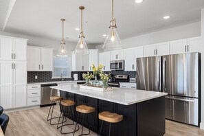 Fridge, microwave, oven, stovetop - Branson Lakeview Lodge | Pool Access + Sleeps 24 (Branson)