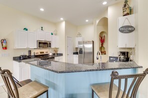 Réfrigérateur, micro-ondes, plaque de cuisson, lave-vaisselle