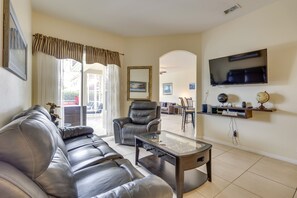 Télévision, cheminée, baby-foot, chaîne hi-fi