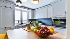 Kjøleskap, mikrobølgeovn, ovn og oppvaskmaskin