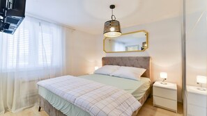 5 makuuhuonetta, tallelokero huoneessa, silitysrauta/-lauta