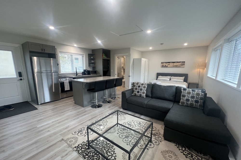 Separate Sunny Studio close to the Beach!