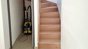 A staircase with wooden steps leading to an upper floor. - Escape and comfort 8-bed house with swimming pool (Val de Chaise)