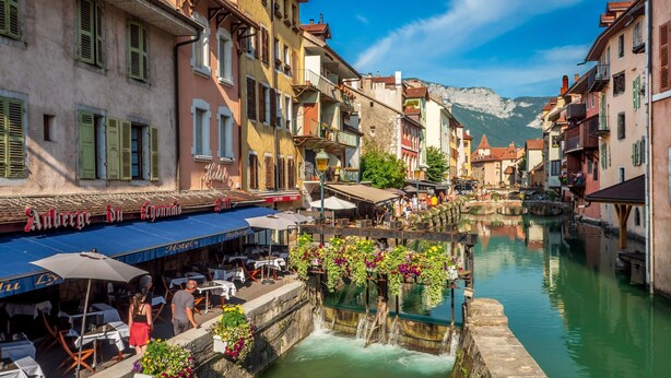 A canal-side hotel with outdoor seating and a view of the water. - Escape and comfort 8-bed house with swimming pool (Val de Chaise)
