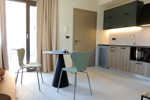 Suite, vistas al mar | Cocina privada | Frigorífico pequeño, microondas y placa de cocina