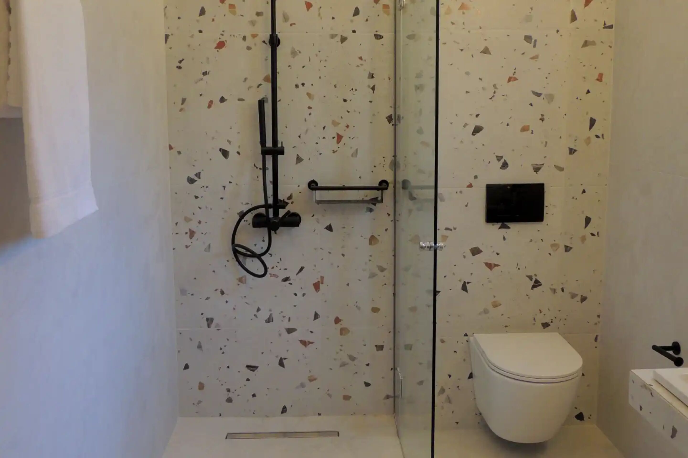 Un baño con ducha, inodoro y lavabo.