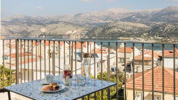 Superior Suite, Sea View | 1 bedroom, premium bedding, in-room safe, desk