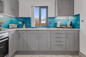 Kjøleskap, mikrobølgeovn, ovn og kaffetrakter/tekoker