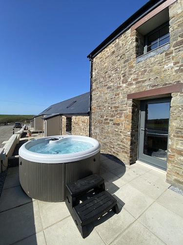 Caldey Sea View Cottage with Hot Tub- Dog Friendly