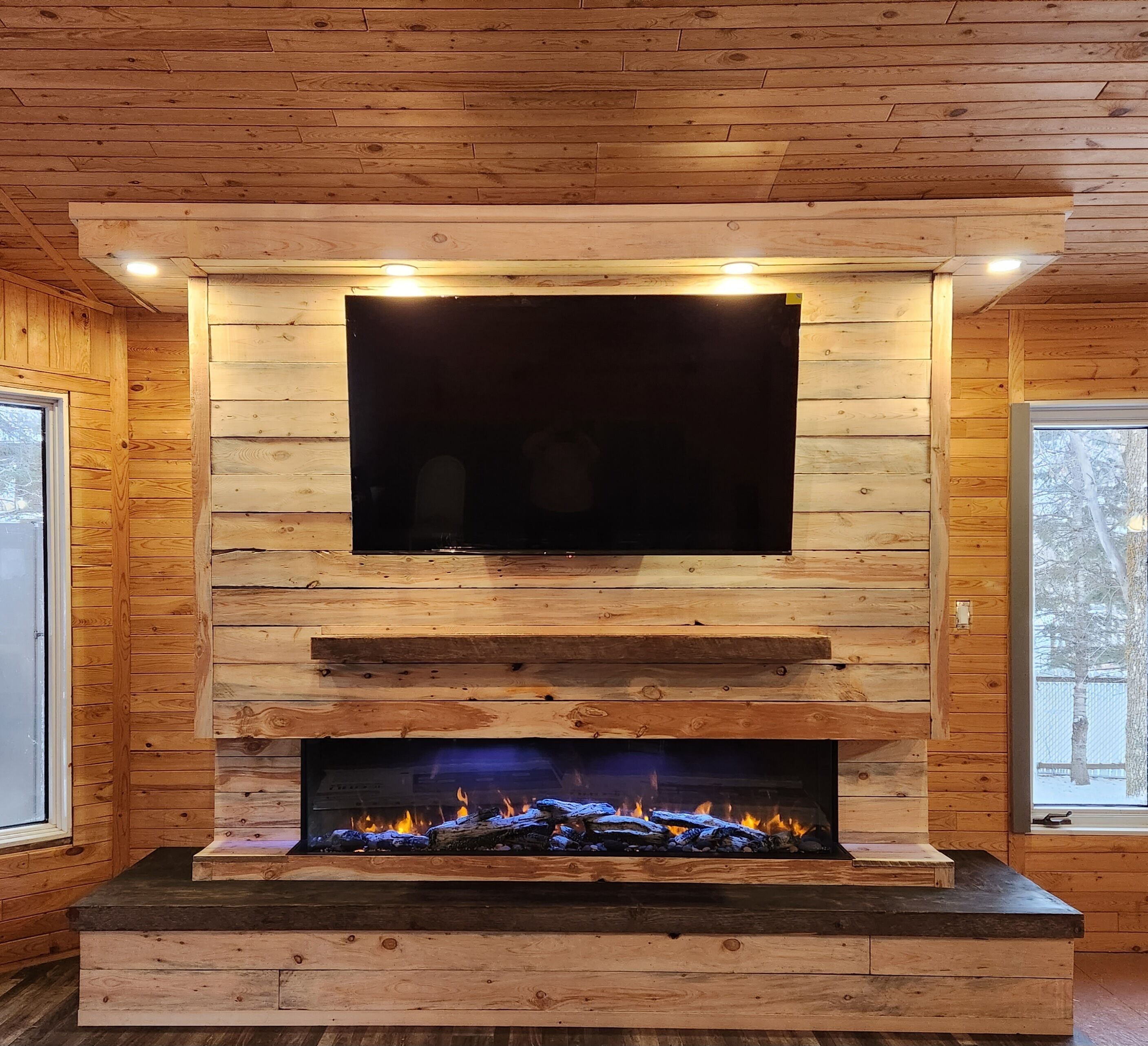 Ultimate vacation lodge in cottage country, short walk to sandy beach