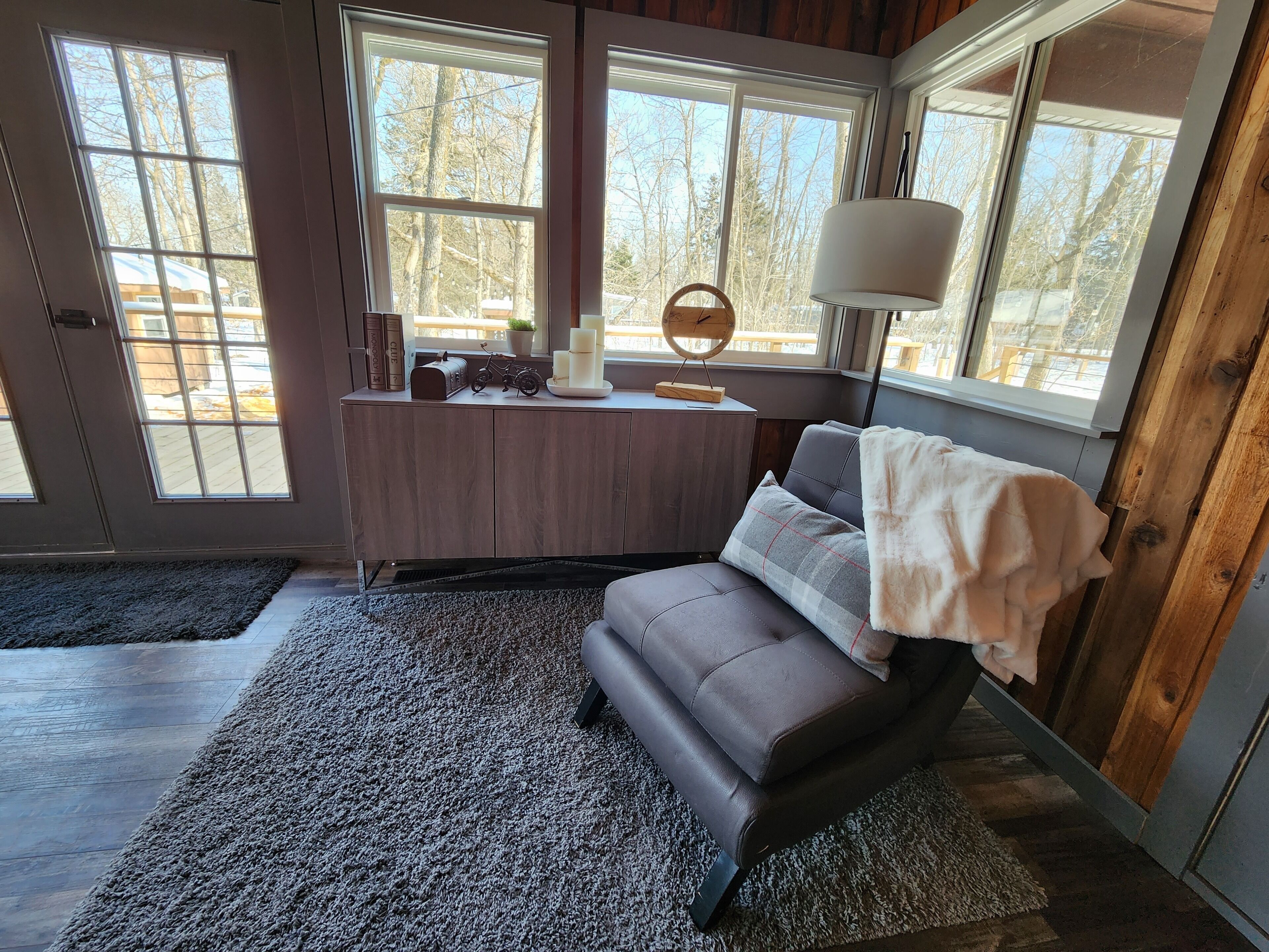 Ultimate vacation lodge in cottage country, short walk to sandy beach