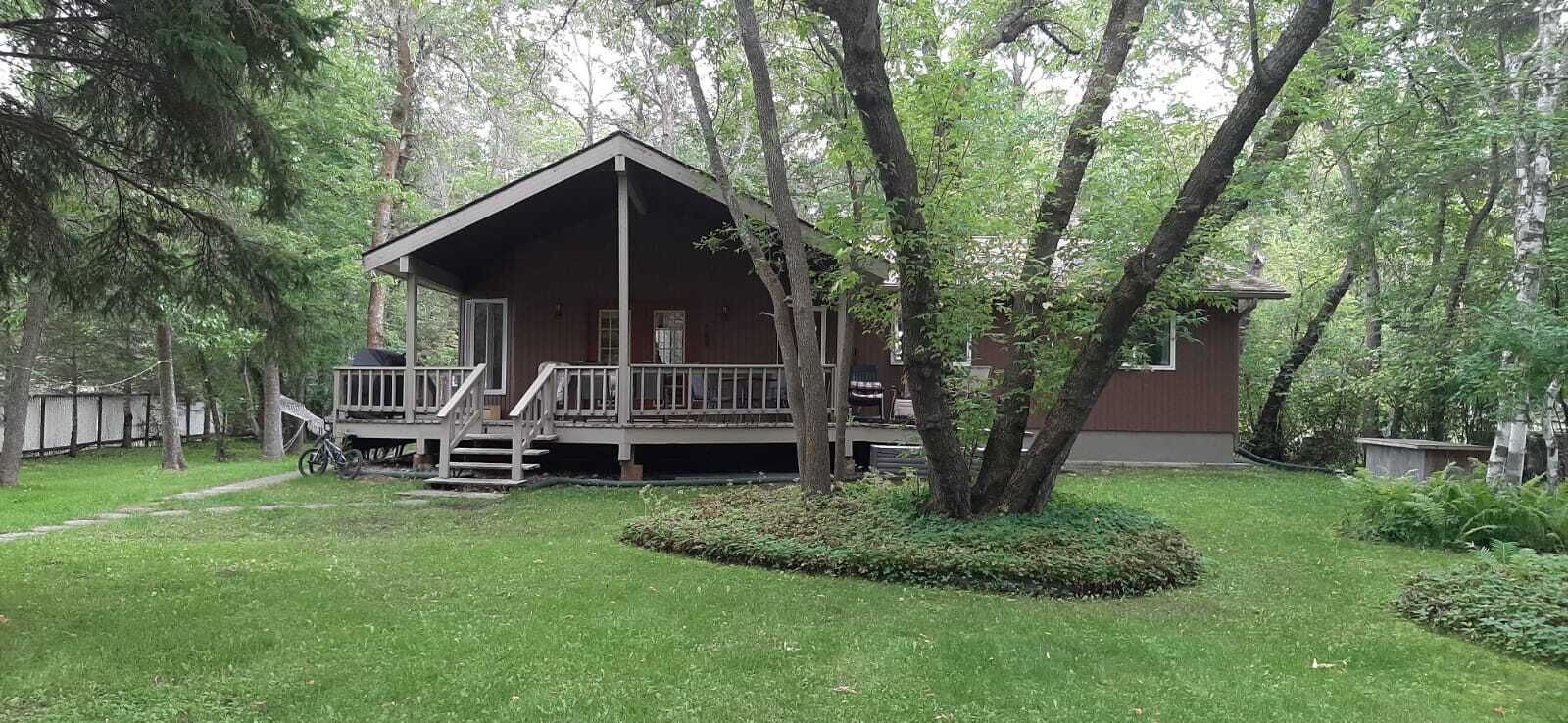 Ultimate vacation lodge in cottage country, short walk to sandy beach