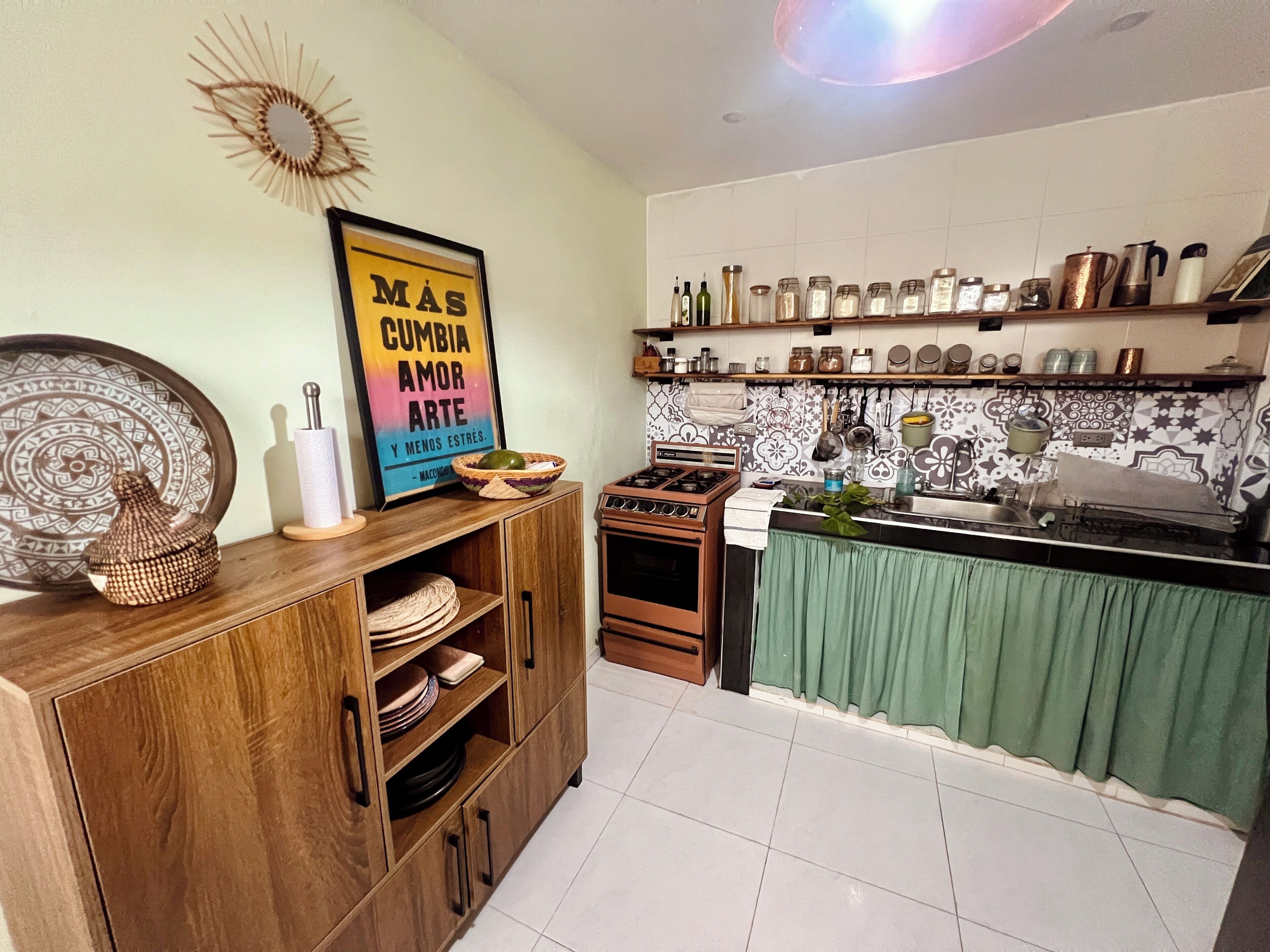 Frigorífico, horno, placa de cocina y cafetera o tetera