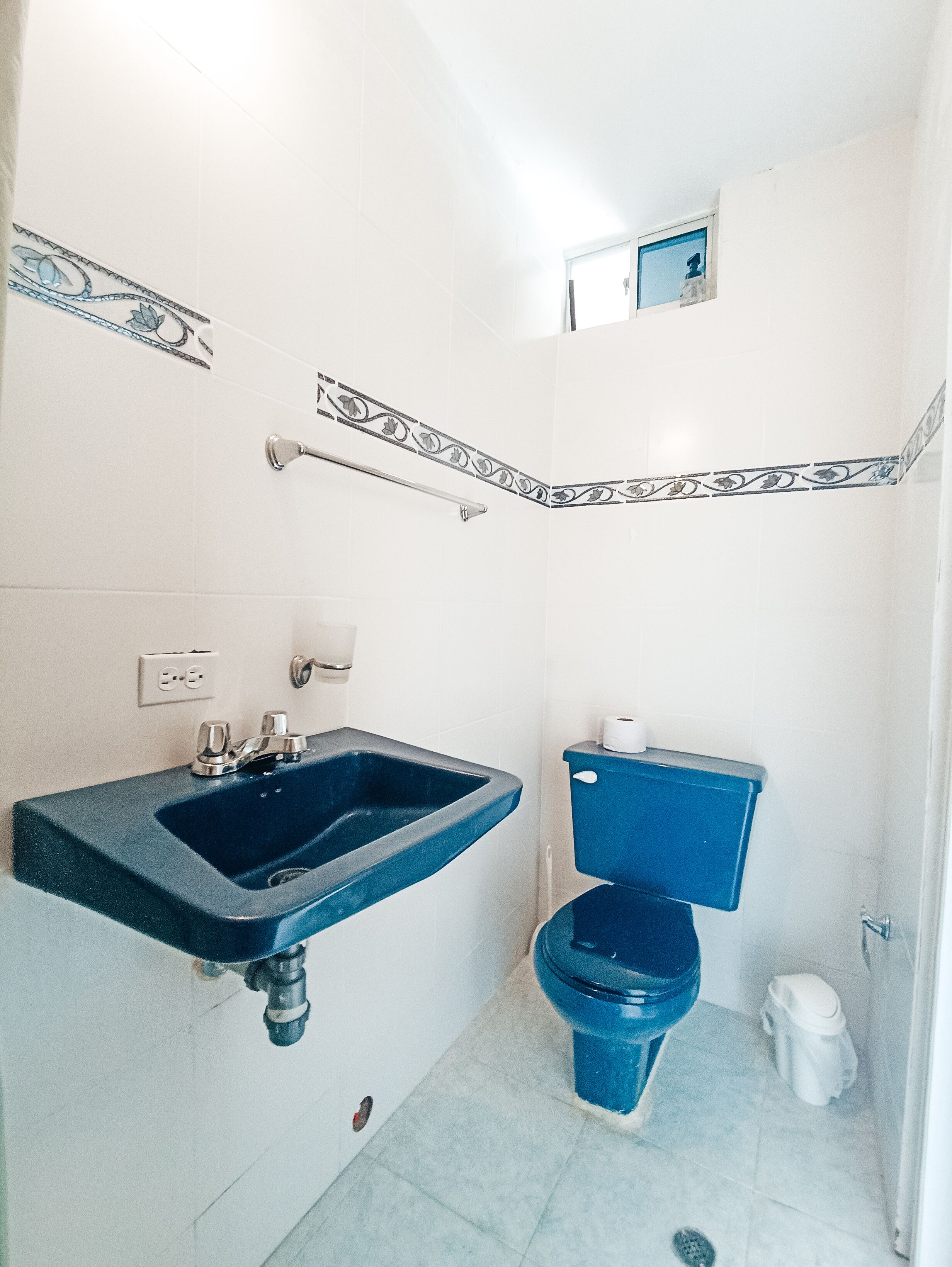 Cosy family sized home w/big open air patio. Central & 1min walk from the beach!