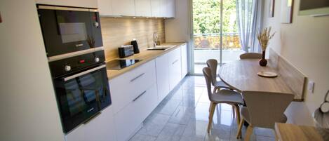 Kjøleskap, mikrobølgeovn, ovn og oppvaskmaskin