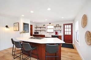 Køleskab, mikrobølgeovn, ovn, kogeplade