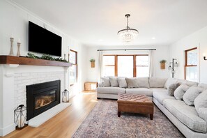 Smart TV, fireplace
