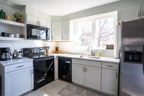 Refrigerador, microondas, horno y parrilla de estufa 