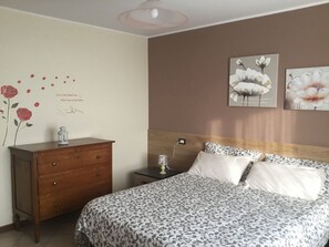 2 quartos, ferros/tábuas de passar roupa, Wi-Fi, roupa de cama