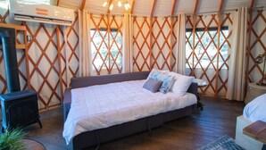 Ein gemütliches Schlafzimmer mit Bett, Heizung und einem Vorhangfenster.