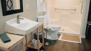 Ein Badezimmer mit Waschbecken, Toilette und Dusche.