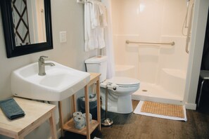 Secador de cabelo, toalhas de banho