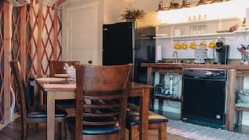 Mikrovågsugn, spishäll, diskmaskin och kaffe- och tebryggare