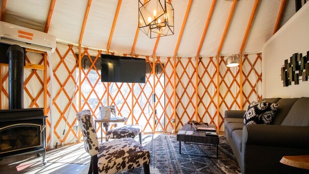 Una sala de estar acogedora con un sofá, televisión y chimenea.