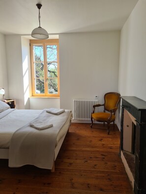 8 quartos, acesso à internet, roupa de cama