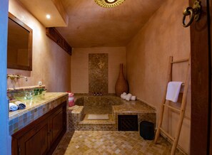 Suite Le Ciel | Badkamer | Een douche, milieuvriendelijke toiletartikelen, een haardroger