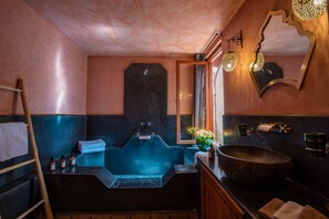 Suite Orange | 浴室 | 淋浴设施、环保洗浴用品、吹风机、毛巾