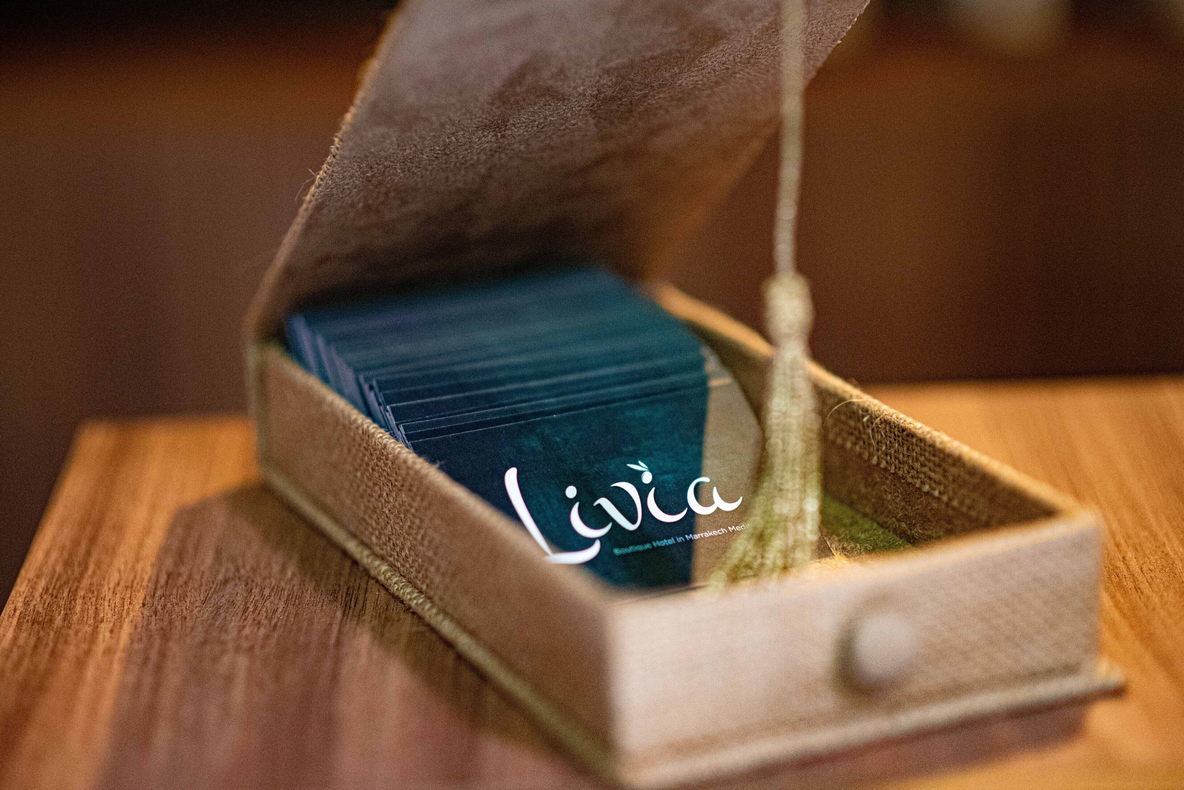 Un recipiente pequeño y cuadrado con una etiqueta que dice 'Livia'.