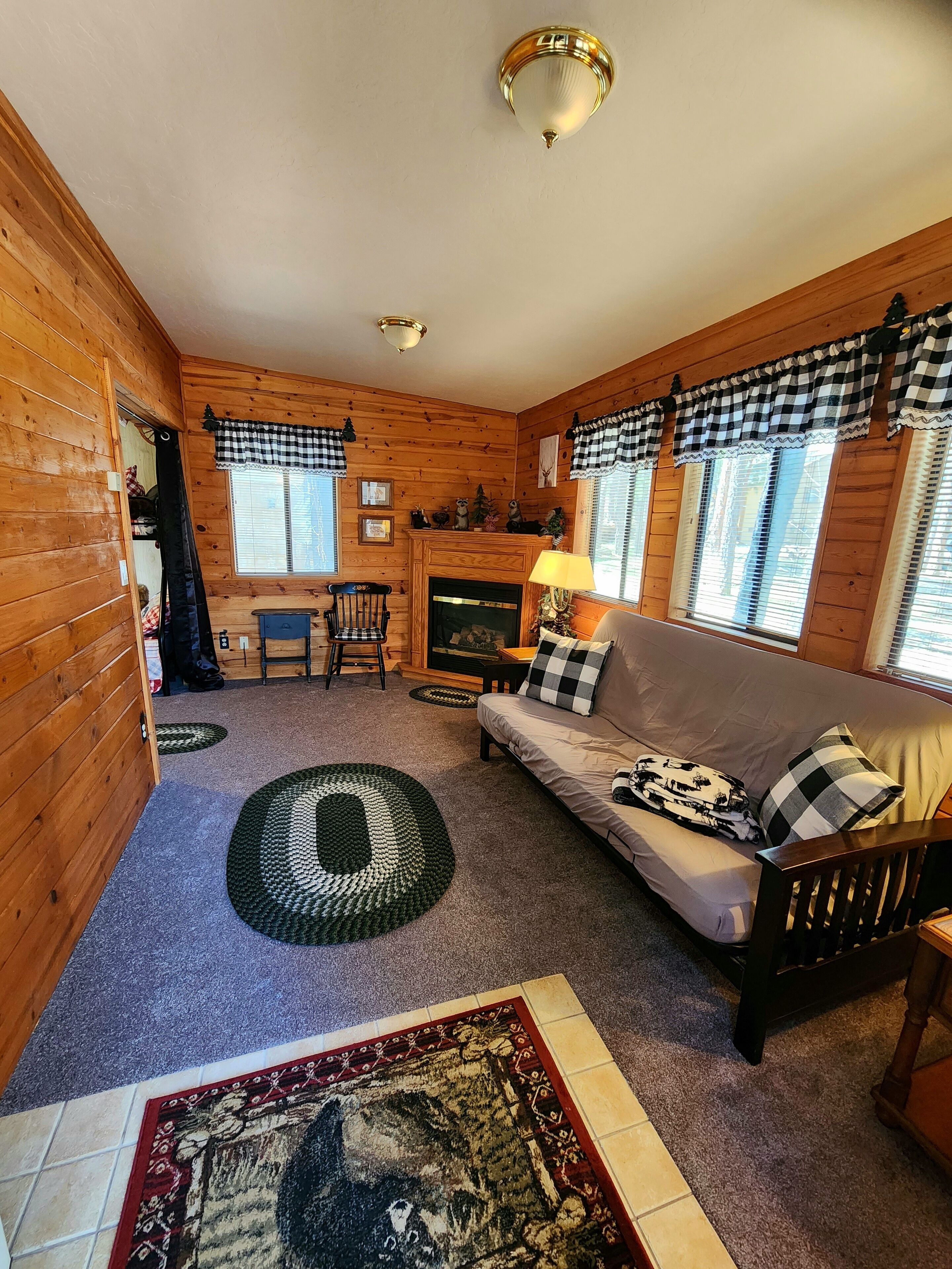 COZY CABIN WITH TRUE "CABIN FEEL" FENCED FOR THE PUPS