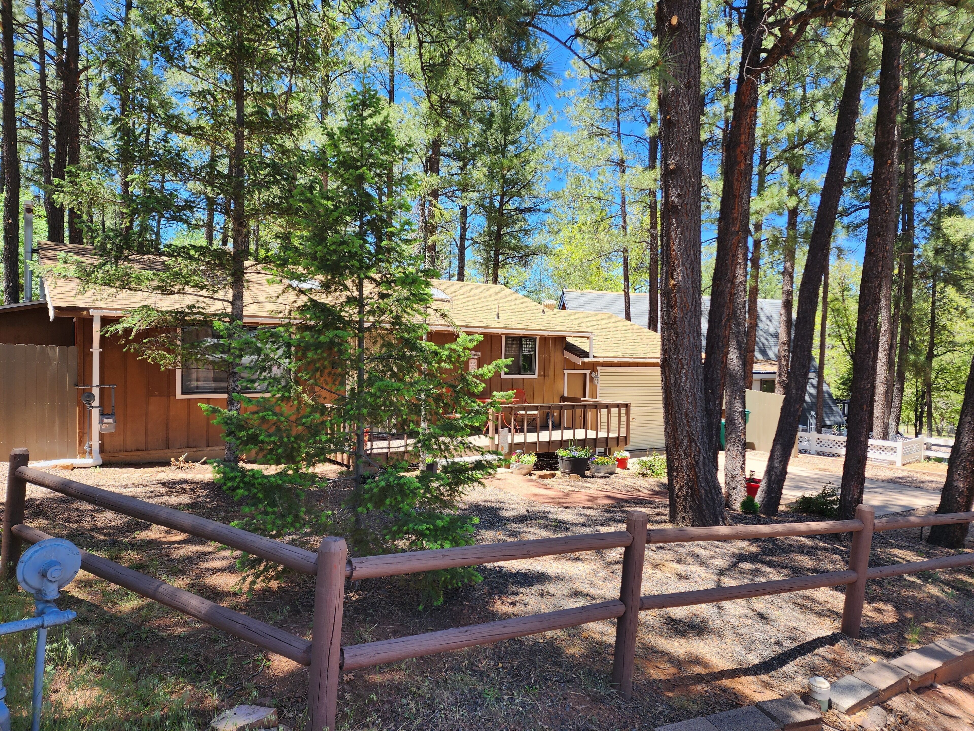 COZY CABIN WITH TRUE "CABIN FEEL" FENCED FOR THE PUPS