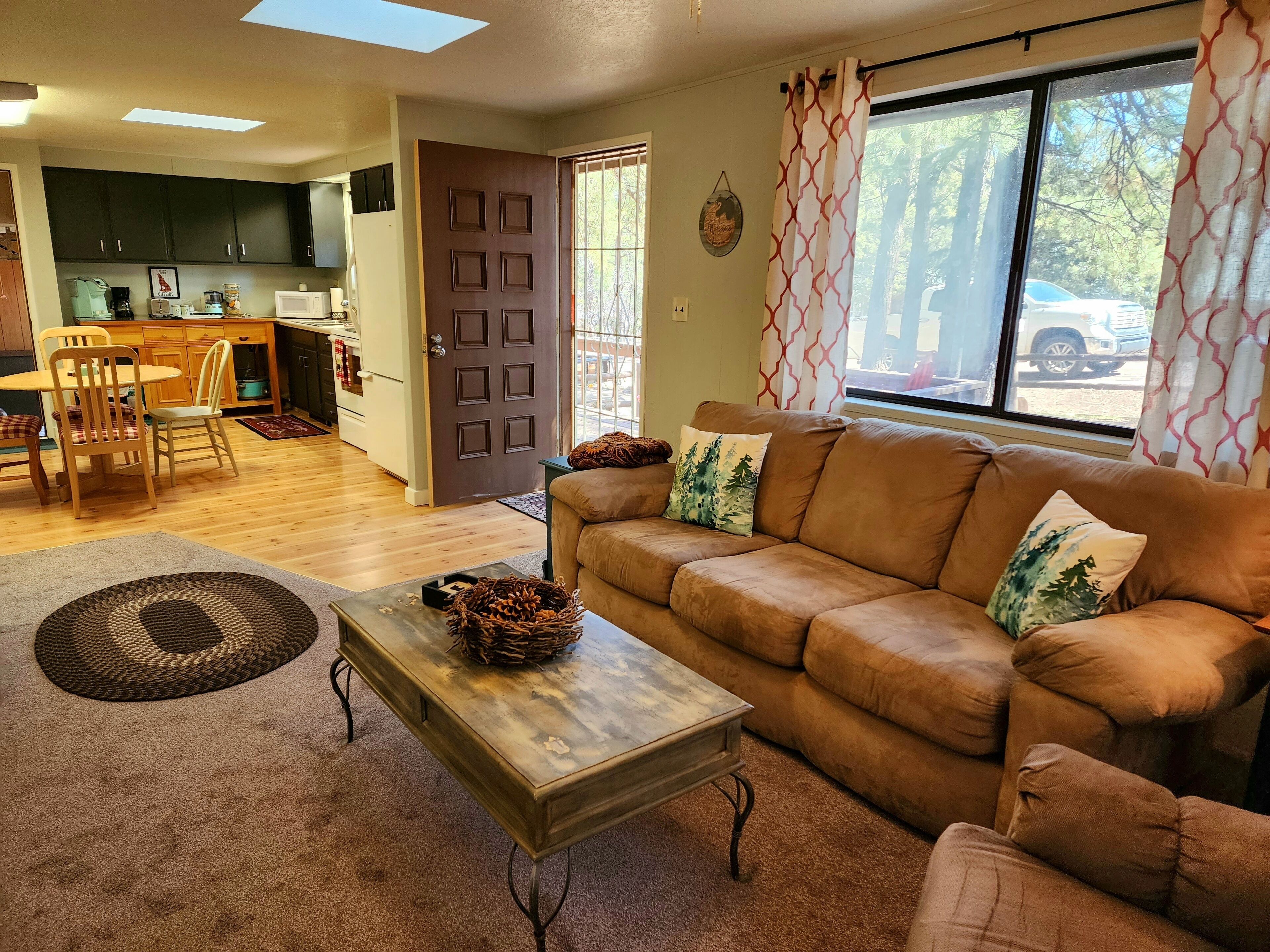 COZY CABIN WITH TRUE "CABIN FEEL" FENCED FOR THE PUPS