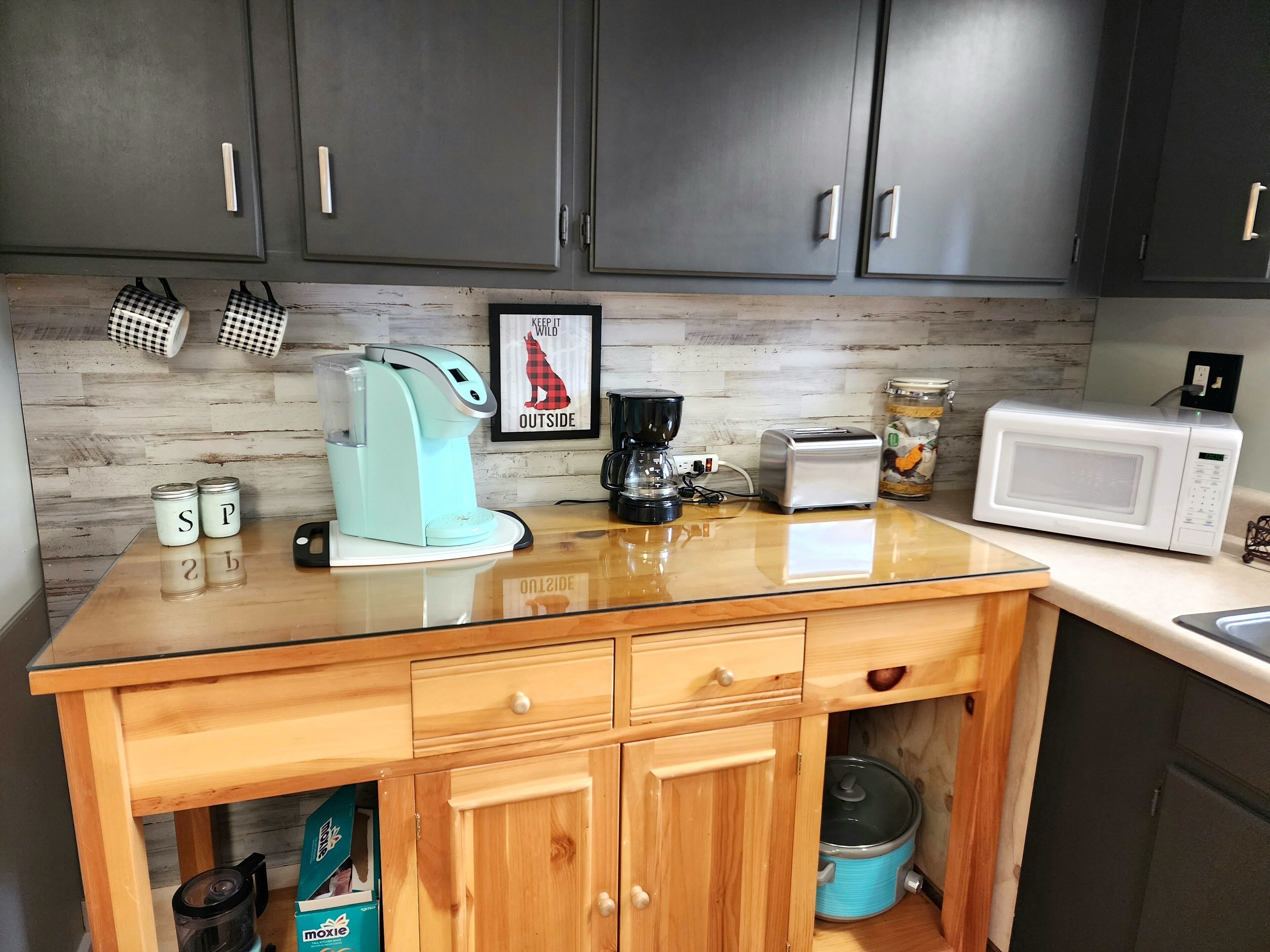 COZY CABIN WITH TRUE "CABIN FEEL" FENCED FOR THE PUPS