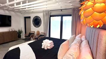 Tabla de planchar con plancha, wifi gratis y ropa de cama