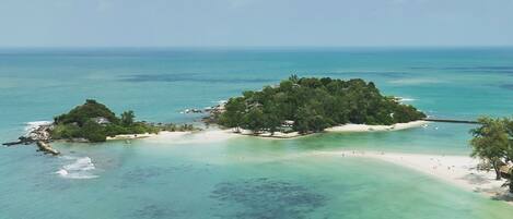 Vlak bij het strand, ligstoelen, strandlakens